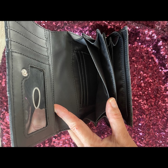 *Final Discounted Price* Vintage Guess Clutch Faux-leather, with an allover logo - Picture 4 of 9